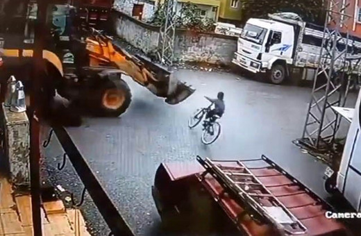 Hatay'da kahreden görüntü! 9 yaşındaki çocuk iş makinesinin altında kaldı