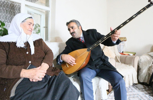 Muhtar adayı halk ozanı türkü söyleyerek oy istiyor