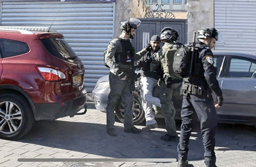 İsrail polisi kafasına silahla vurdu, yere yatırıp yüzünü tekmelediler CNN Türk o anları görüntüledi