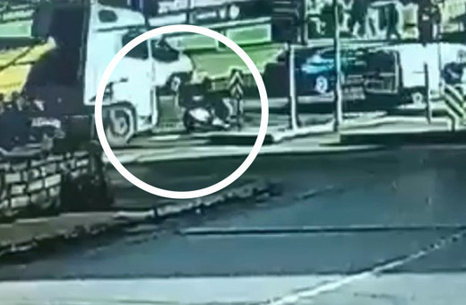 İstanbul’da hafriyat kamyonu dehşeti kamerada: Motosikletli atlayarak ezilmekten kurtuldu