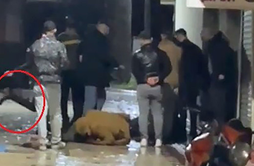 Eğlence mekanında kavga! Yerdeyken tekmeleyip kemerle dövdüler! Dehşet anları kamerada