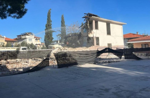 Depreme dayanıksız raporu verilen ortaokul yıkıldı!