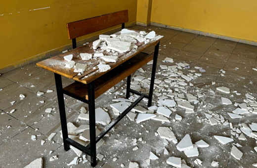 Okulun tavanındaki alçı döküldü: 7 öğrenci yaralandı!