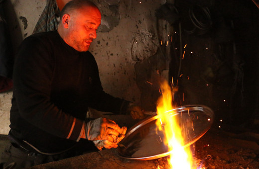 30 metrekarelik iş yerinde dede mesleği kalaycılığı yaşatmaya çalışıyor