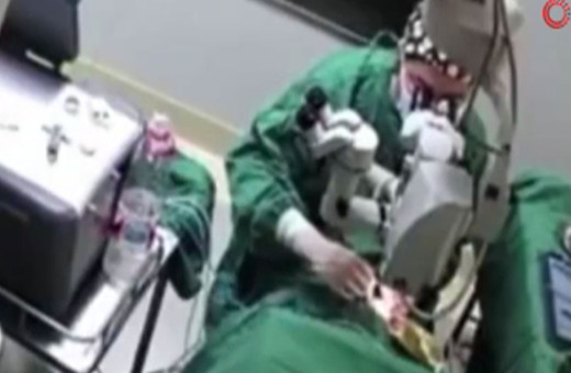 Doktor ameliyat sırasında hastayı yumrukladı! Korkunç görüntü