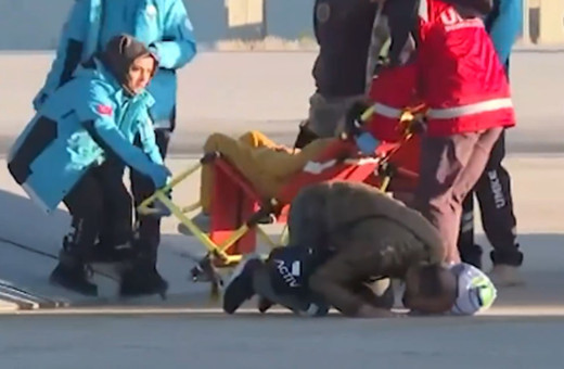 Fahrettin Koca, Türkiye'ye indiğinde şükür secdesi yapan Gazzeli babanın videosunu paylaştı