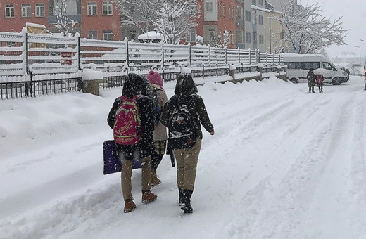 Yoğun kar yağışı etkili oluyor! Yarın okullar tatil edildi