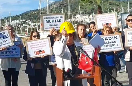 Bodrum adayı coştu 'devrim yapacağım' dedi kürsüye yumruk atınca kürsü kırıldı
