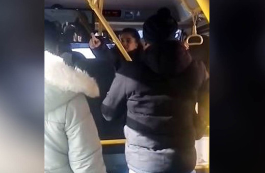 Kocasını sevgilisiyle minibüste yakalayan kadın öfke kustu