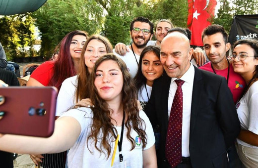 İzmir’deki üniversite öğrencilerine yeni yıl sürprizi!