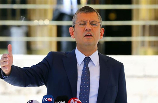 Gazze mitingi sonrası bayrak taşıyan kişiyi yumruklamıştı! CHP lideri Özgür Özel tutuklanan öğrencinin babasıyla görüştü