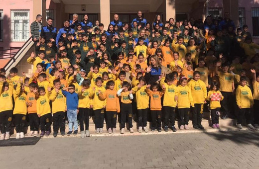 Polis ilkokul öğrencilerine mont ve bot dağıttı