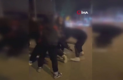 İzmir'de kız öğrenciler kavga etti, arkadaşları seyretti!