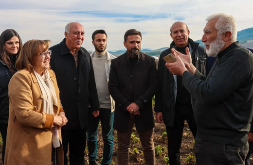 Fatma Şahin çiftçilerle karşılaştı: Traktöre binip hasada katıldı