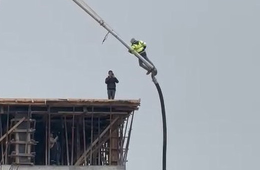 Beton pompasının üstüne uzanıp adeta ölüme meydan okudu
