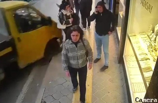 Önce yayaları ezdi sonra iş yerine daldı! İzmir'deki kamyonet dehşeti kamerada