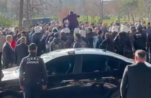 Taksiciler zammı beğenmedi, UKOME binasına taş ve sopalarla saldırdı! İşte o anlar...