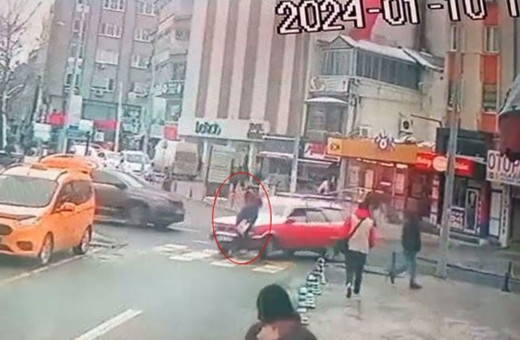 Otomobil, yaya geçidindeki yayaya çarptı!