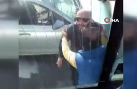 Yol verme kavgasında çılgına döndü cama yumruk atarak böyle patlattı