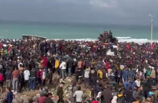 İsrail askeri, Gazze'de gıda yardımı almak için toplanan binlerce Filistinlinin üzerine ateş açtı