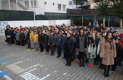 Okullar, haftaya şehitlere saygı duruşuyla başladı!  Milli Eğitim Bakanı Yusuf Tekin: Bunu da herkes böylece bilsin...
