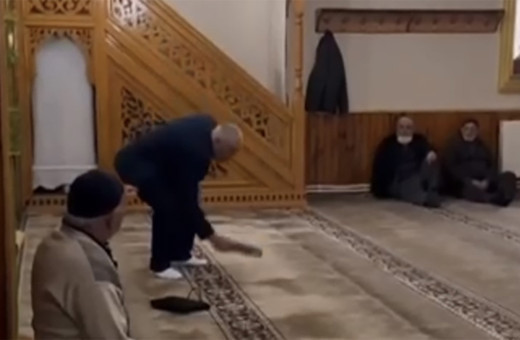 Camide rezalet görüntü! Başkan adayı Kur'an-ı Kerim'i önce öptü sonra ayağıyla üstüne bastı