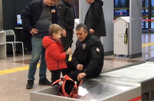 Havalimanı polisi alarma geçti! Çocuğun çantası silah dolu!