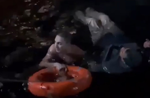  İstanbul Boğazı’nda can pazarı! Vapurdan denize düşen adamı sahilde midye satan genç kurtardı