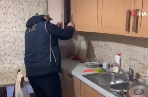 Mutfak dolabına saklanan FETÖ'cünün yakalanma anı kamerada