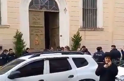 İstanbul'da Santa Maria İtalyan Kilisesi’ne ayin sırasında silahlı saldırı! 1 kişi öldü, kar maskeli 2 saldırgan kaçtı