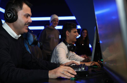 İBB Başkan adayı Murat Kurum gençlerle play station oynadı