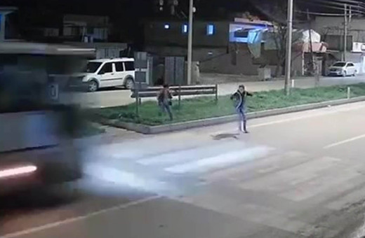 Kavgadan kaçan çocuk midibüsün çarpmasıyla hayatını kaybetti! Feci anlar kamerada