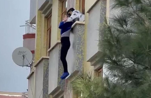 Diyarbakır’da 3’üncü kattan kendini bırakmaya çalışan kadın böyle kurtarıldı