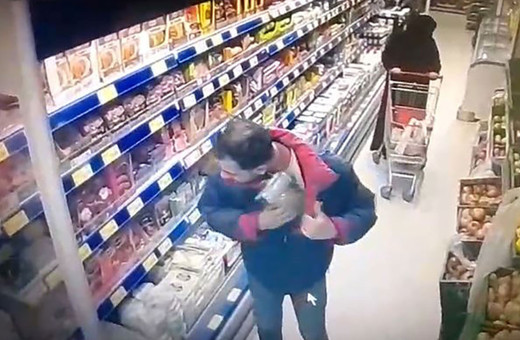 Marketten kavurma ve pastırmaları montunun içine saklayarak çaldı! Rahat tavırları kamerada...