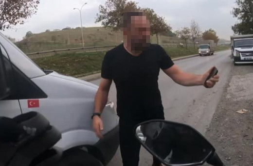 Pendik’te kendisine baktı diye motosikletliyi yolda sıkıştırdı
