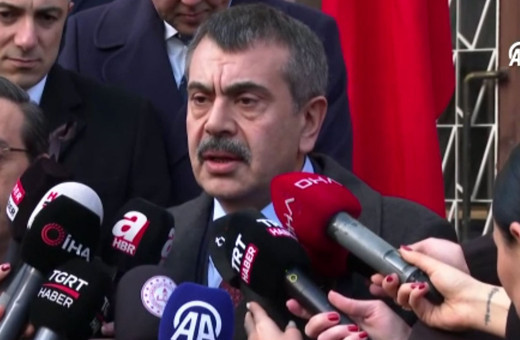 Deprem kayıpları bütün okullarda saygı duruşuyla anıldı! Milli Eğitim Bakanı da katıldı