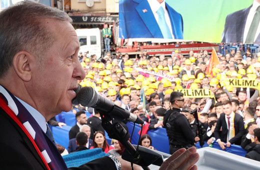 Erdoğan Mersin mitinginde o pankartların hepsini tek tek okudu