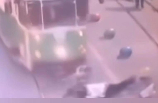 Torununu kurtarmak isterken tramvayın altında kalıp öldü kaza anının görüntüleri çıktı