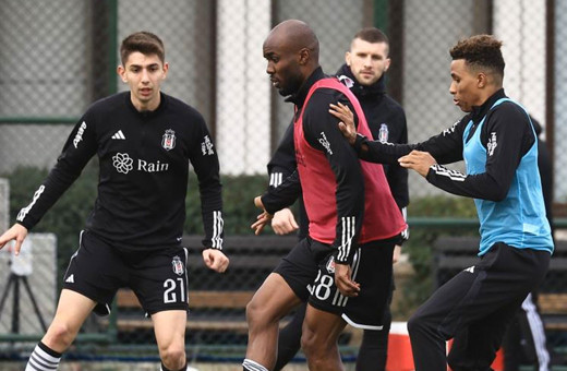 Beşiktaş'ın yeni transferleri Ernest Muçi ve Al-Musrati ilk antrenmanına çıktı
