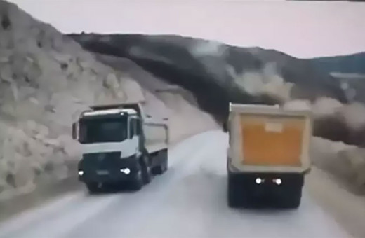 Erzincan'daki altın madeni faciasından yeni görüntüler! Kamyonlar son anda kurtulmuş