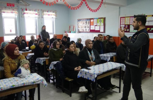 Gercüş’te velilere 'En iyi narkotik polisi anne' eğitimi verildi