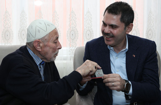 Murat Kurum’a 30 yıldır cebinde sakladığı Cumhurbaşkanı Erdoğan’ın kartvizitini gösterdi