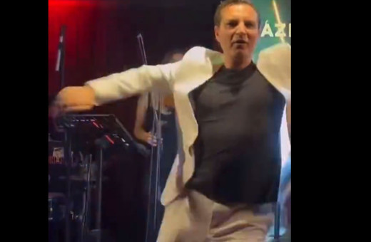 Rafet El Roman, estetiklerinden sonra şimdi de dansıyla konuşuluyor!