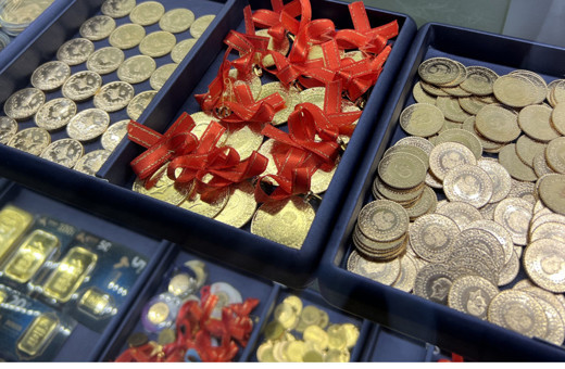 Altında anormal yükseliş! Bankalar tahmin değiştirdi, uzman isim söyledi: Ons altınla, gram altın...