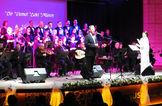 Manisa'da sanat güneşi Zeki Müren şarkılarıyla anıldı