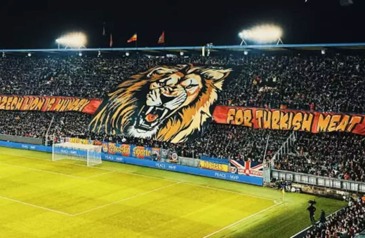 Sparta Prag taraftarından kızdıran pankart!