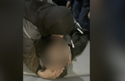 Ölen eşine hayata döndürebilmek için dakikalarca kalp masajı yaptı izleyenleri ağlatan görüntüler