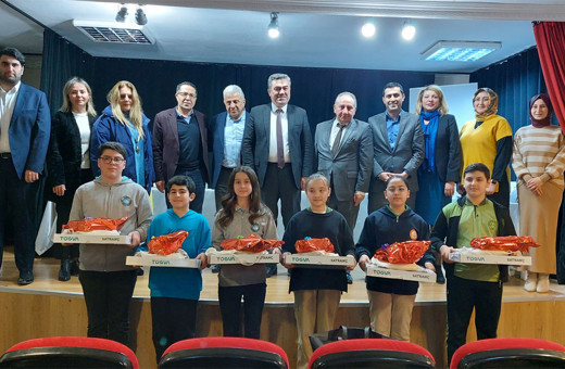 Kadıköy'de okullar arası münazara yarışması finalini Hakkı Değer Ortaokulu kazandı