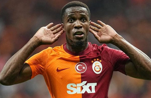 Galatasaray taraftarı, oyundan çıkan Wilfried Zaha'yı ıslıkladı