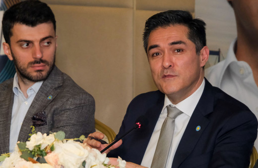 İYİ Parti İBB adayı Kavuncu'dan İmamoğlu'na afiş göndermesi: Örtünün altında kalırsınız